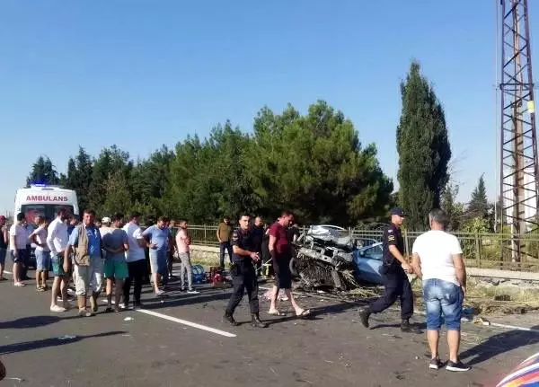 Otomobil duvara çarptı: 1'i bebek 4 kişi can verdi