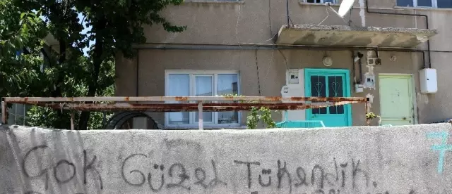 Erzincan'da bir kadın uykudaki babasını boğazını keserek öldürdü