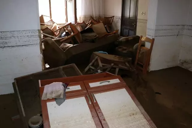 Evlerini sel basan aile 3 gündür dışarıda yaşıyor