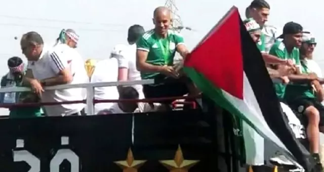 Feghouli, Filistin bayrağıyla gönülleri fethetti