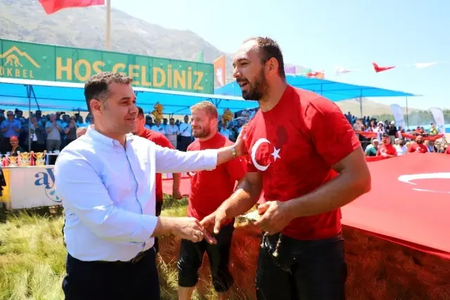 Gökbel'de başpehlivan Ali Gürbüz oldu