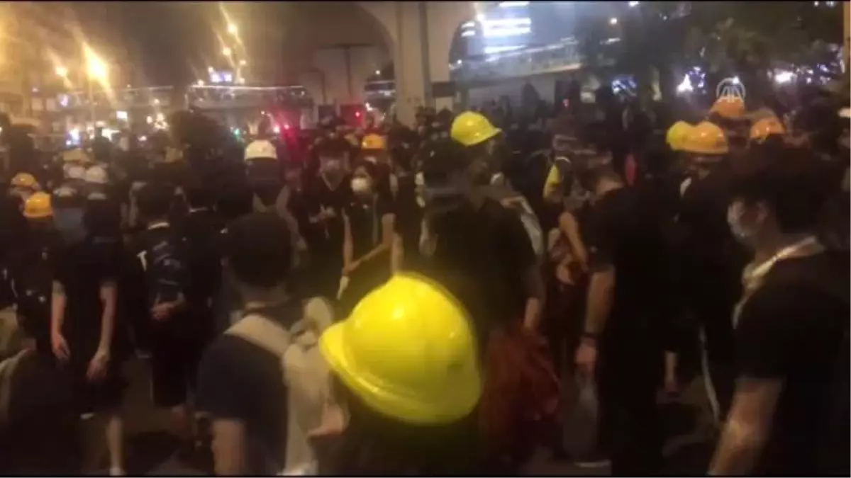 Hong Kong'da halk Çin'e iade yasasını protesto için tekrar sokaklarda (2)