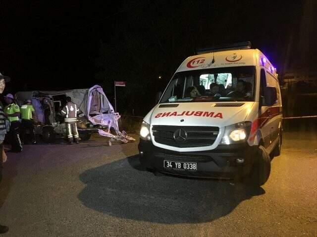 Minibüsler çarpıştı: 2 ölü, 3 yaralı