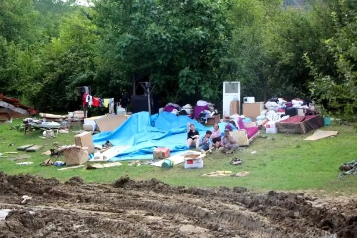 Selden kurtardıkları eşyalarla evlerinin bahçesinde yaşıyorlar