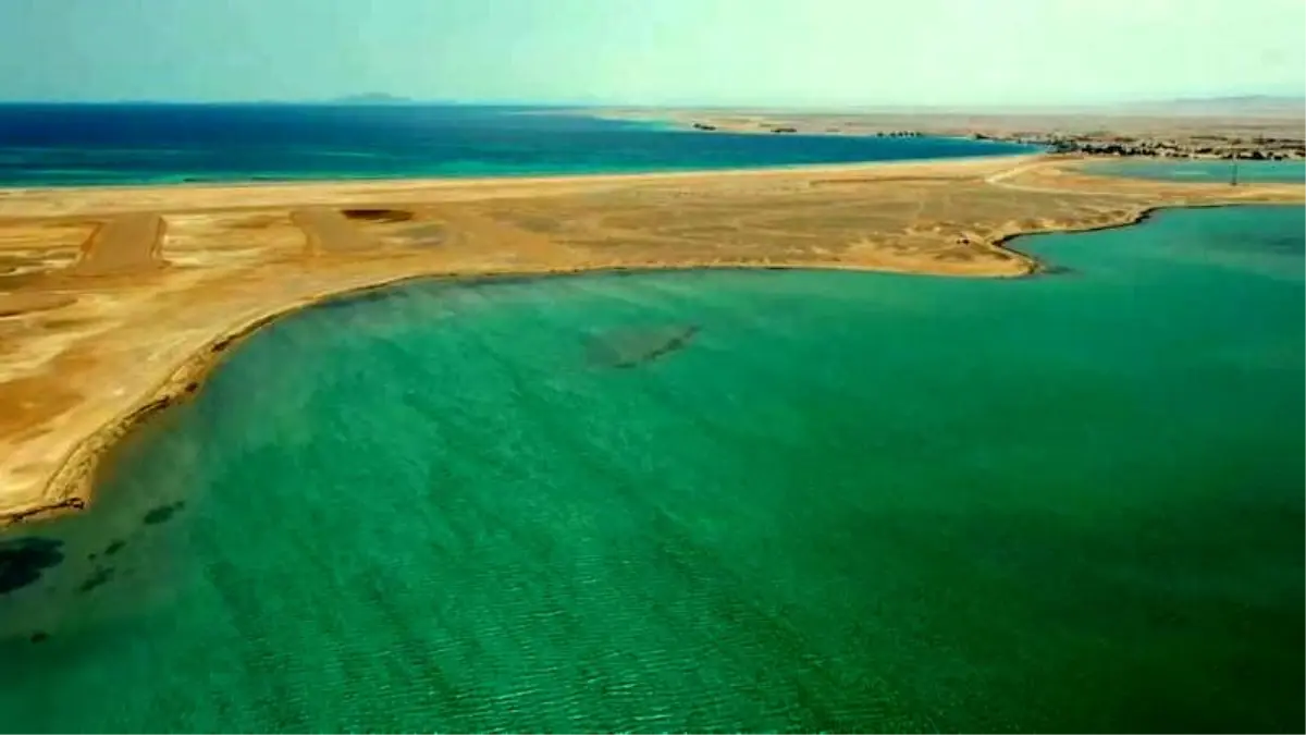 Suudi Arabitan'ın NEOM sahillerinde plaj futbolu ve su sporları keyfi