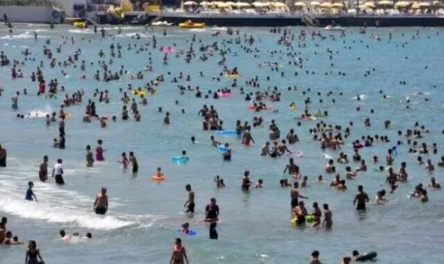 Tatil beldesine yabancı turistler akın etti! Güneşlenecek yer kalmadı