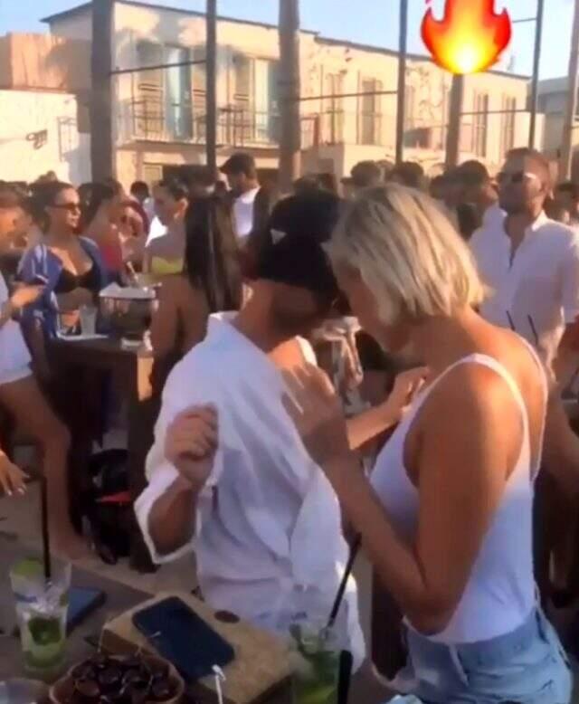 Tost dansıyla olay olan Didem Soydan yeni dansıyla partiye damga vurdu