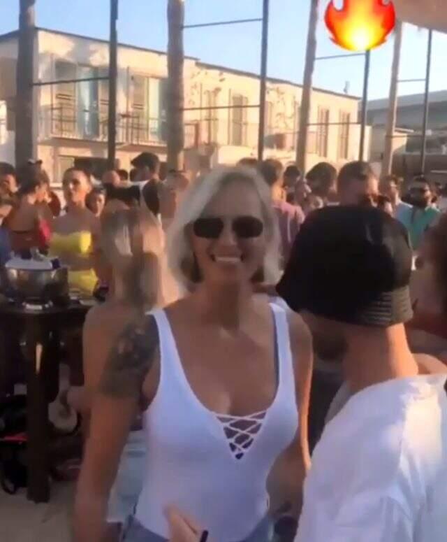 Tost dansıyla olay olan Didem Soydan yeni dansıyla partiye damga vurdu