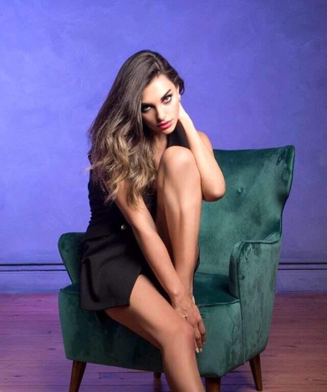 Tuvana Türkay, bacaklarını dümdüz açtığı spor hareketiyle hayran bıraktı