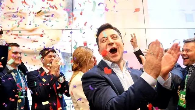 Ukrayna'da erken seçimin galibi Devlet Başkanı Vladimir Zelenskiy