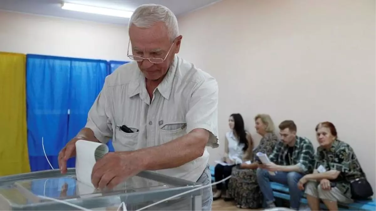 Ukrayna'da halk erken genel seçim için sandık başında