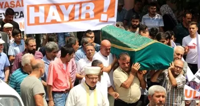 Uyuşturucudan ölen gencin cenazesinde pankartlı tepki