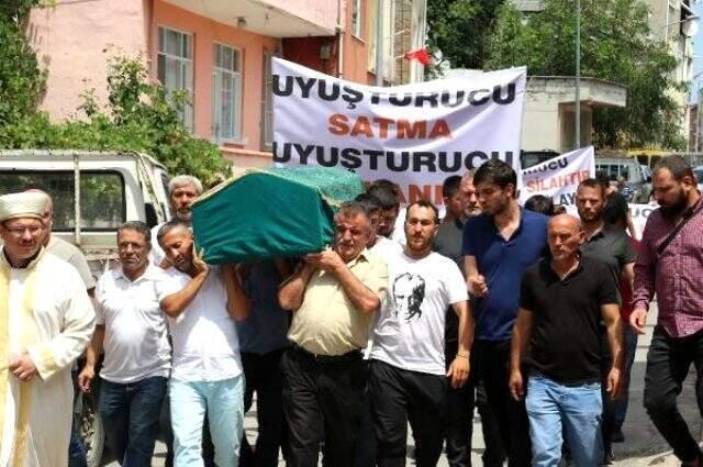 Uyuşturucudan ölen gencin cenazesinde pankartlı tepki