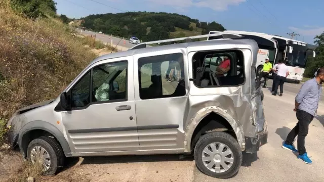 Yolcu otobüsü kamyonetle çarpıştı: 2 yaralı