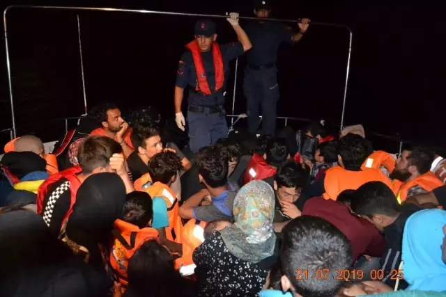 Ayvalık'ta 12'si çocuk, 10'u kadın olmak üzere 46 Afgan göçmen yakalandı