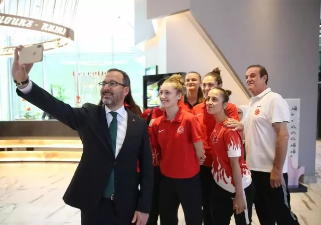 Bakan Kasapoğlu'ndan Milli tekvandoculara moral ziyareti
