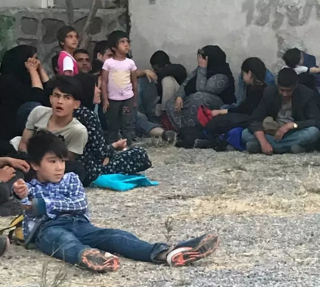 Balıkesir'de 83 düzensiz göçmen yakalandı