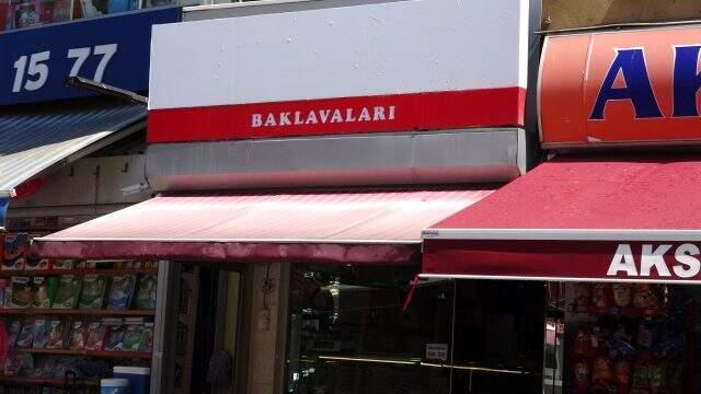 Hamile kadına saldıran baklava firması sahiplerinin dükkanlarının tabelaları indiriliyor
