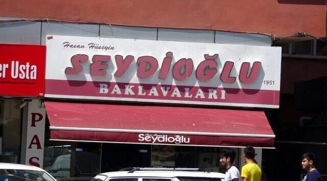 Hamile kadına saldıran baklava firması sahiplerinin dükkanlarının tabelaları indiriliyor