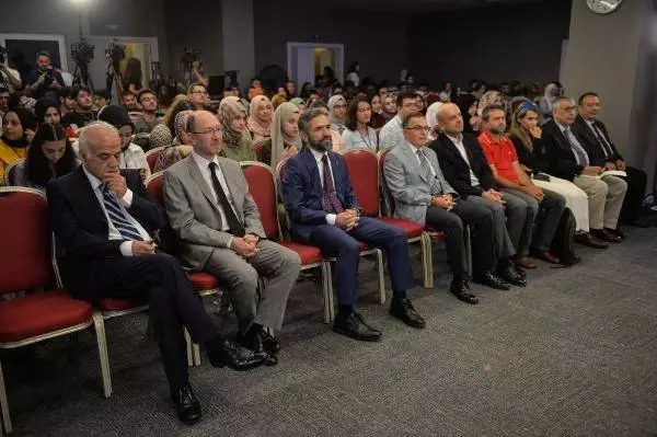 İbn Haldun Üniversitesi'nde '3.Geleceğim Sosyal Bilimler Zirvesi' programı düzenlendi