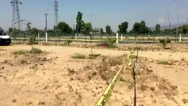 Kafası taşla ezilerek öldürüldü! Kanlı elbisenin sahibi her yerde aranıyor Kafası taşla ezilerek öldürüldü! Kanlı elbisenin sahibi her yerde aranıyor