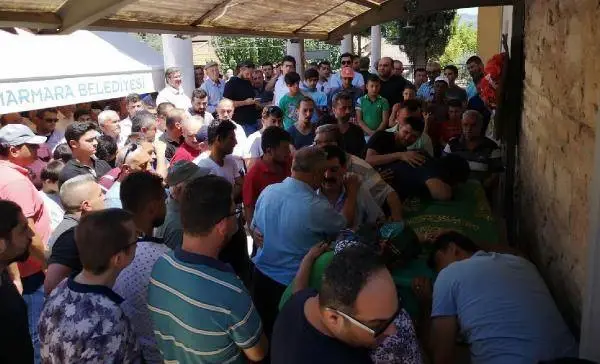 Kayıkları alabora olan 1'i çocuk 2 kişi toprağa verildi