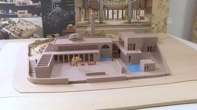 Kurum ve Erbaş, cami tasarımlarının yer aldığı sergiyi gezdi