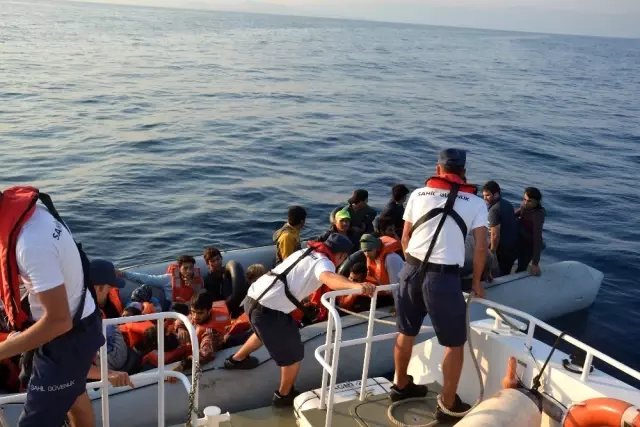 Kuşadası Körfezi'nde 28'i çocuk 77 kaçak göçmen yakalandı