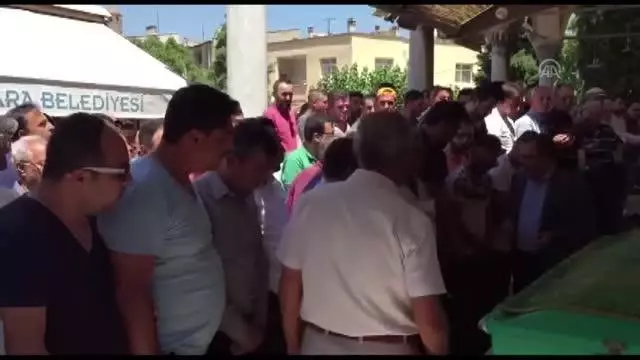 Marmara Gölü'nde boğulan 2 kişi toprağa verildi