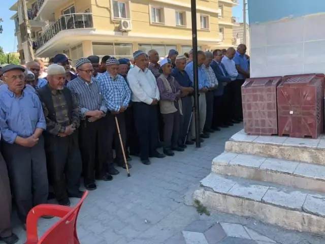 Marmara Gölünde boğulan biri çocuk iki kişi son yolculuğuna uğurlandı