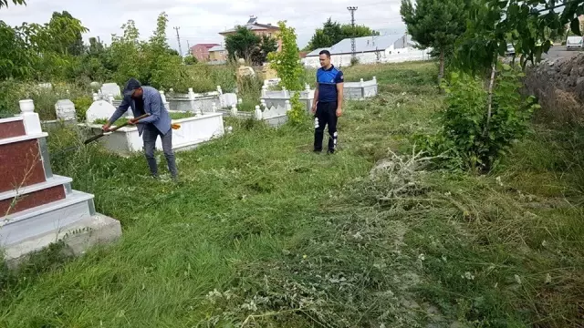 Mezarlıkta temizlik çalışması başladı