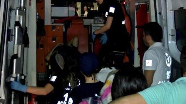 Otomobil, metrobüs durağındaki yolculara çarptı, 6 kişi yaralandı