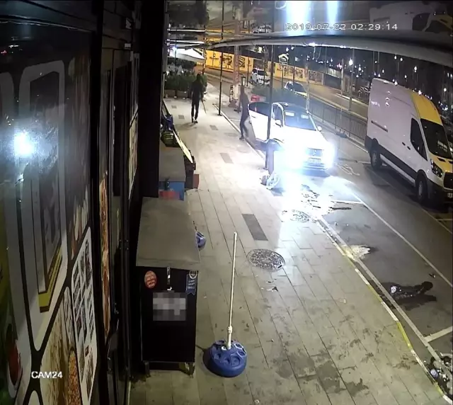 Kasa çalan hırsızlar, vatandaşları döner bıçağı ve sopalarla kovaladı
