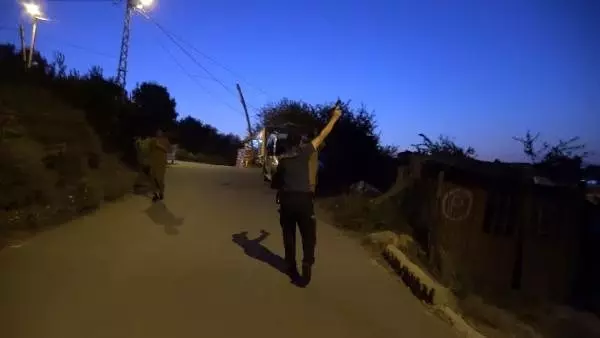 Polis kaçan Afganları havaya ateş ederek durdurdu