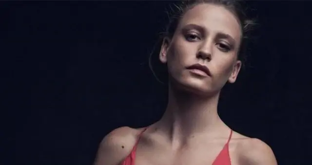 Serenay Sarıkaya bacak pozuyla tüm dikkatleri üzerine çekti! Serenay Sarıkaya bacak pozuyla tüm dikkatleri üzerine çekti!