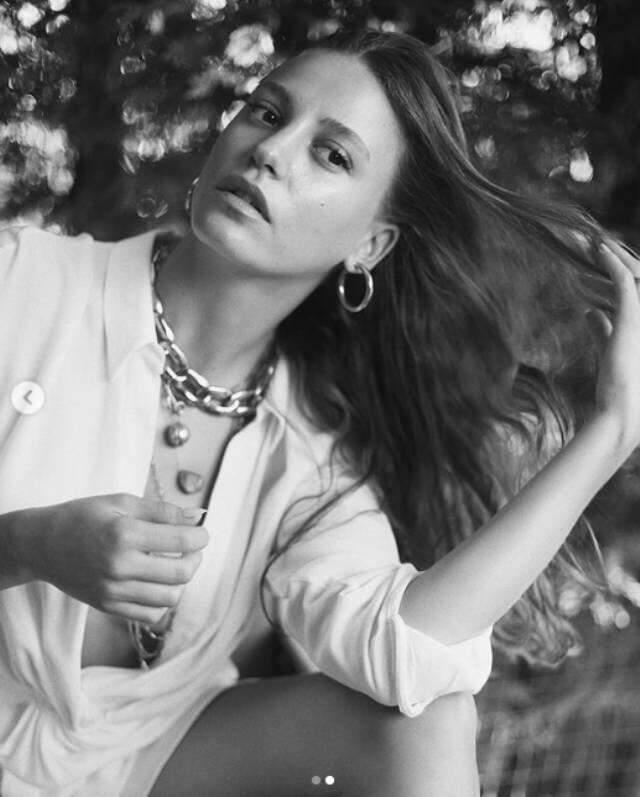 Serenay Sarıkaya bacak pozuyla tüm dikkatleri üzerine çekti!