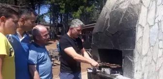 Hasan Gültekin: Süs tavuğu besleyen dernek 1. Yılını mangalda tavuk kanat yaparak kutladı Hasan Gültekin: Süs tavuğu besleyen dernek 1. Yılını mangalda tavuk kanat yaparak kutladı