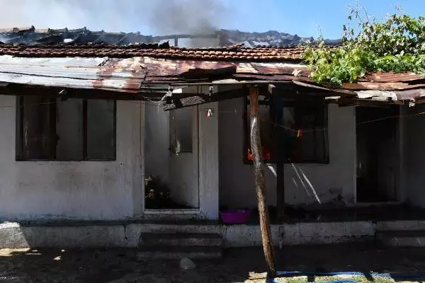 Tek katlı ev yangında kullanılamaz hale geldi