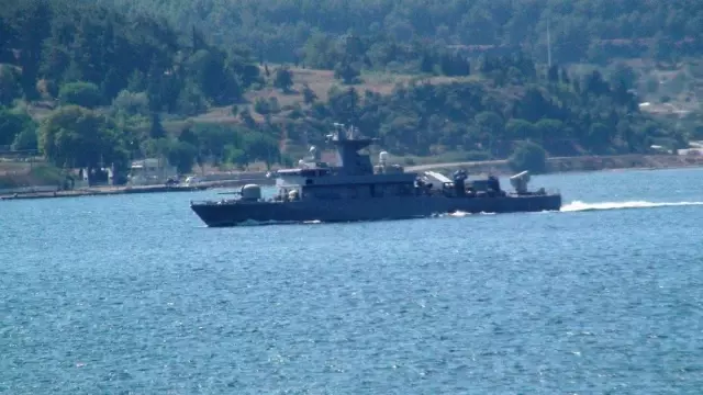 Yunan savaş gemisi yine füzeler açık vaziyette geçti