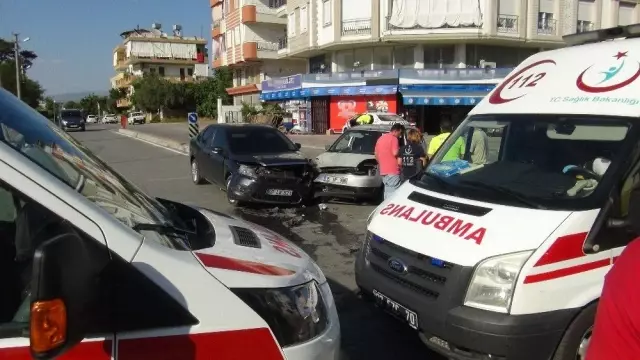 Antalya'da iki otomobil çarpıştı: 2 yaralı Antalya'da iki otomobil çarpıştı: 2 yaralı