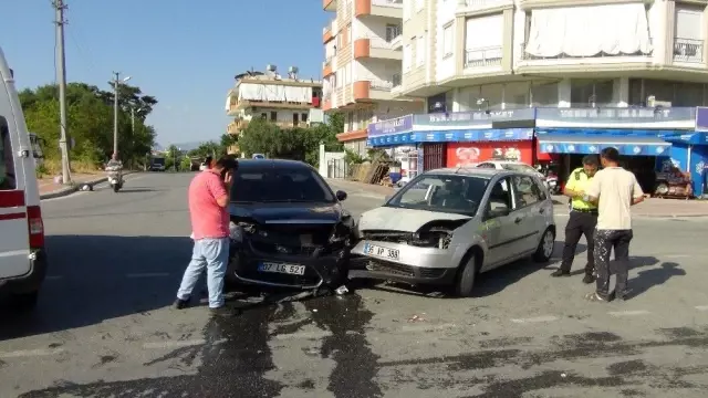 Antalya'da iki otomobil çarpıştı: 2 yaralı Antalya'da iki otomobil çarpıştı: 2 yaralı