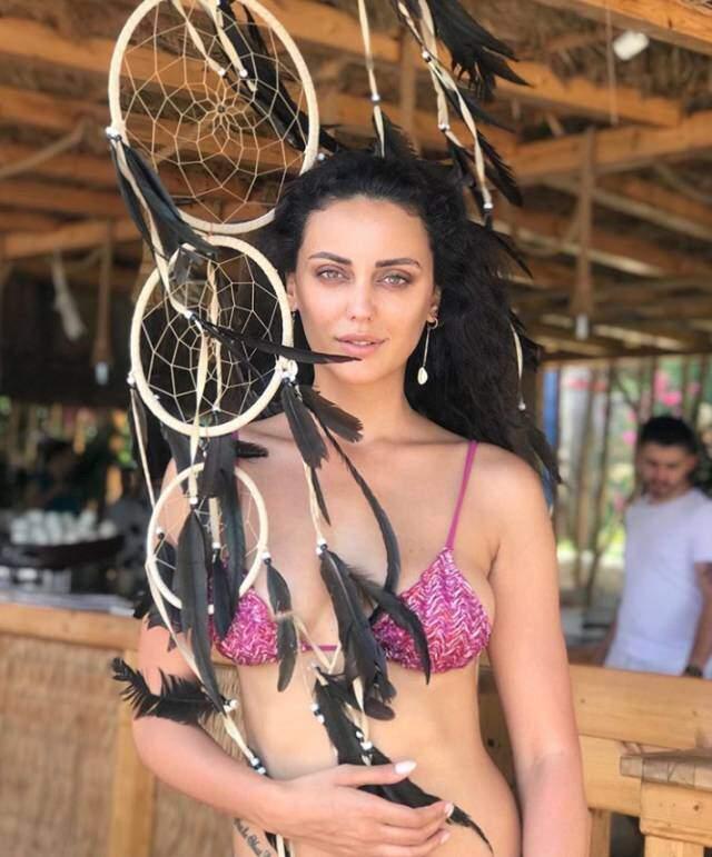 Bikinili görüntülenen Arka Sokaklar'ın Şebnem'i Ebru Öztürk kilolarıyla dikkat çekti