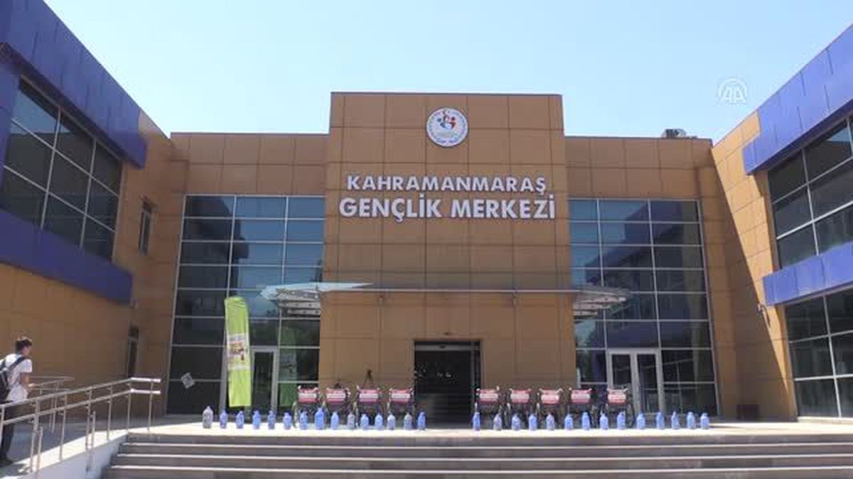 Gençler topladı, şehit yakınları engellilere hediye etti
