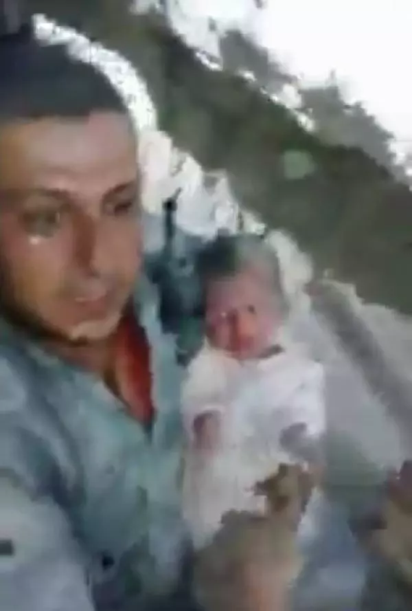 İdlib�de 2 aylık bebek bombardımanda enkaz altından sağ