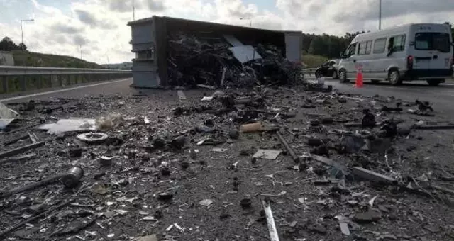 Köprü yolunda TIR devrildi: Trafik durma noktasına geldi Köprü yolunda TIR devrildi: Trafik durma noktasına geldi