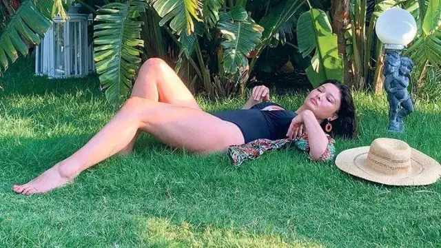 Nurgül Yeşilçay, siyah mayosuyla çimlere uzanarak poz verdi