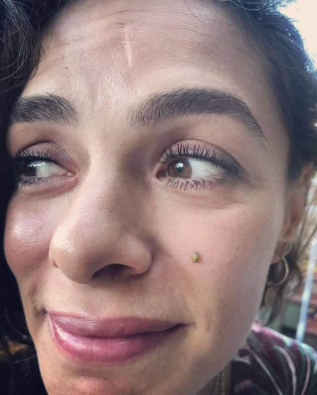 Oyuncu Özge Özpirinçci, siyah bikinisiyle amuda kalktı