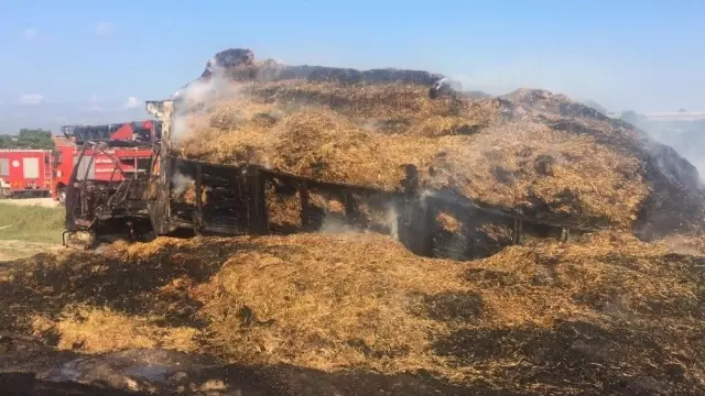 Saman balyası yüklü kamyon alev alev yandı