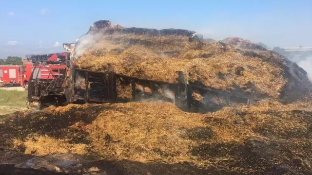 Saman balyası yüklü kamyon alev alev yandı