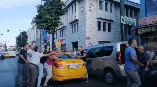 Taksici tartıştığı yolcusuna bıçakla saldırdı! O anlar kamerada